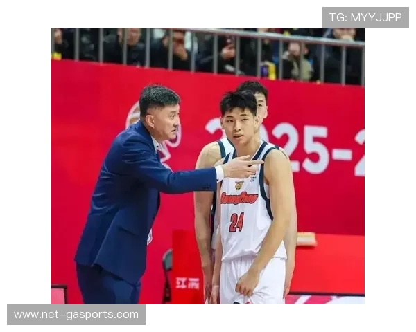 中国男篮逆转胜利引发球迷热议赛场精彩瞬间回顾